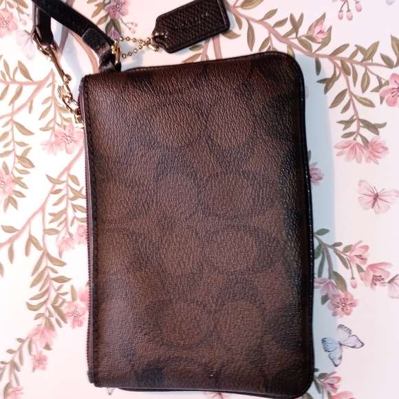 Coach wristlet - Picture 2 of 4